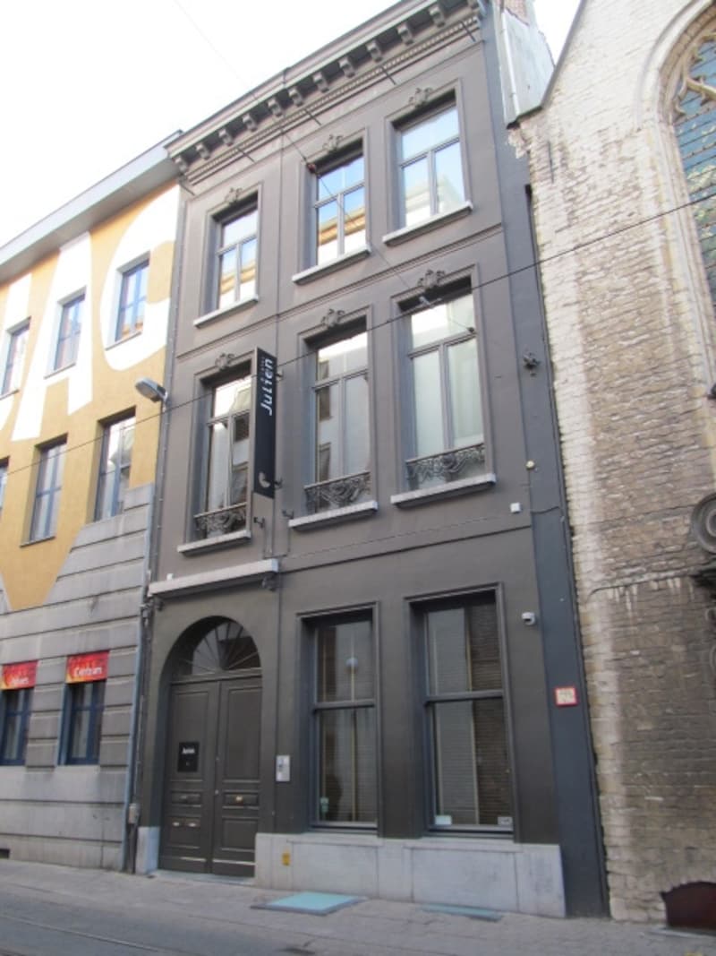 気の利いたバーや軽食が24時間