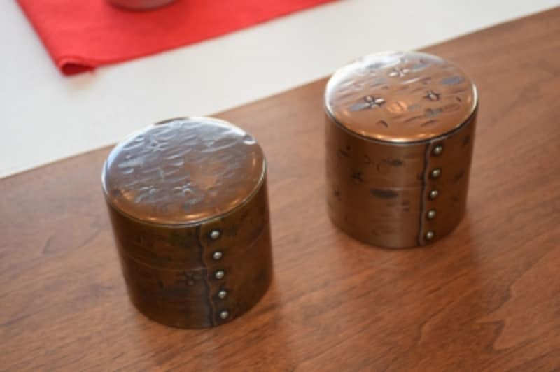 茶筒undefined新品(右)と使い込んだもの(左)