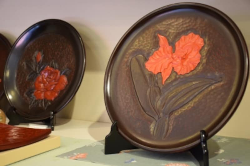 バラ、カトレアなど洋花の絵柄も人気