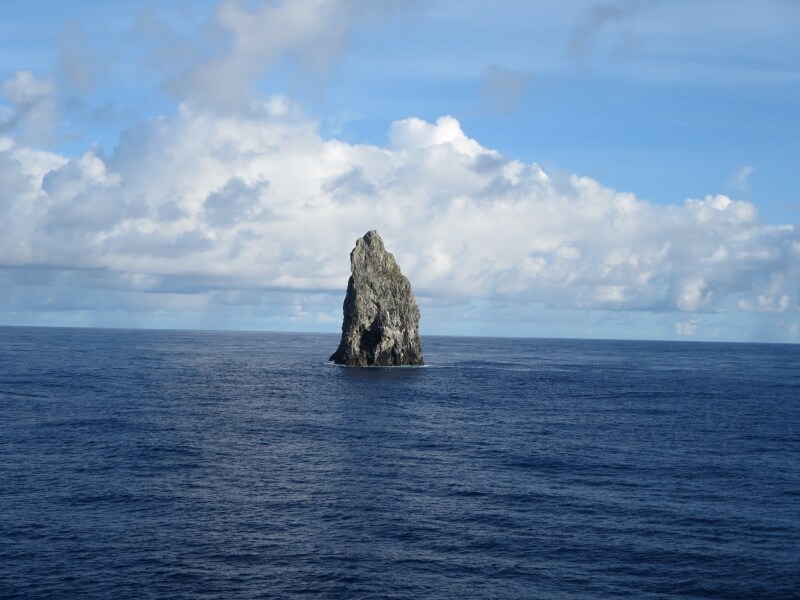 笠原クルーズで見える太平洋にそびえたつ”孀婦岩（そうふがん）
