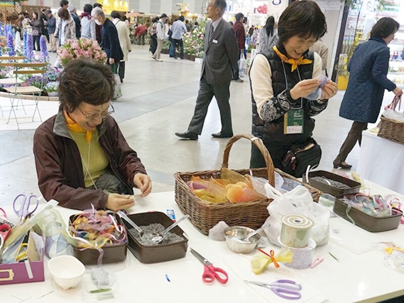 イベント会場でのサシェ作り