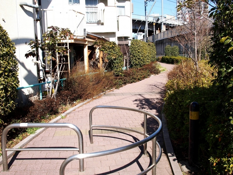 よく緑道で見かける、自転車除けの柵