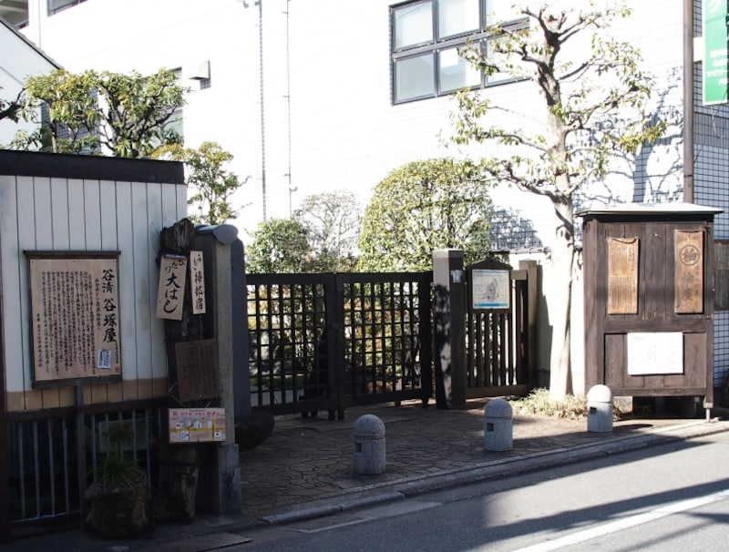 江戸時代から続き紙漉き問屋の蔵を移築している