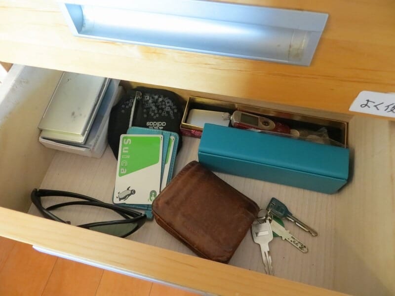 引出しの分類例「外出時に使うモノ」。財布や交通カードなどをまとめて