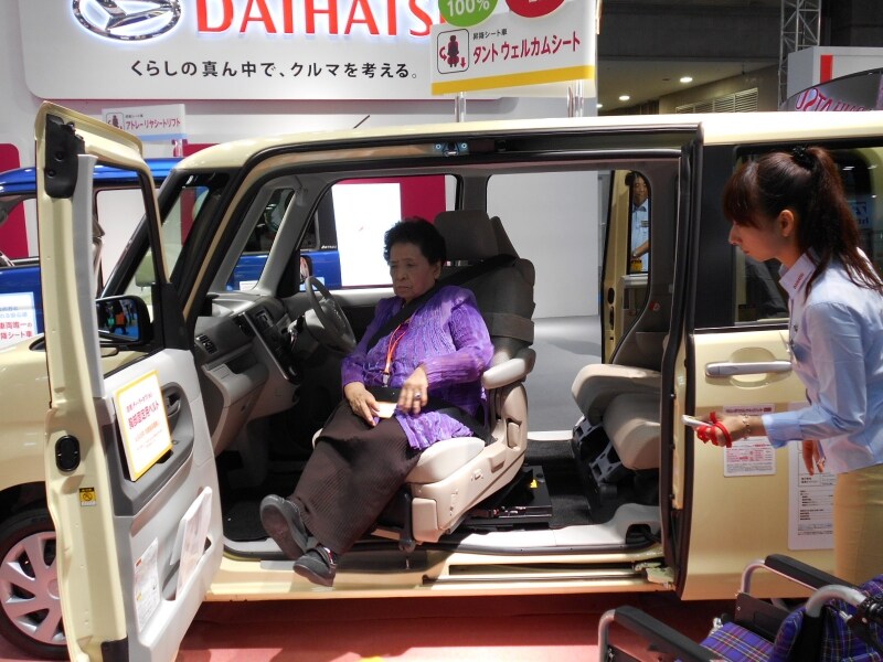 軽自動車のダイハツタント　乗降を助ける助手席リフトアップシート
