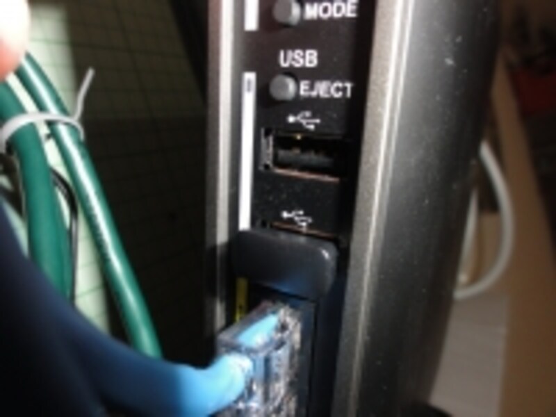 ルータ本体に装着されているUSBメモリ