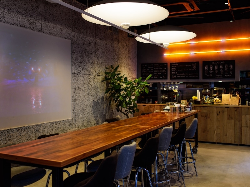 壁の大きなスクリーンで情報発信