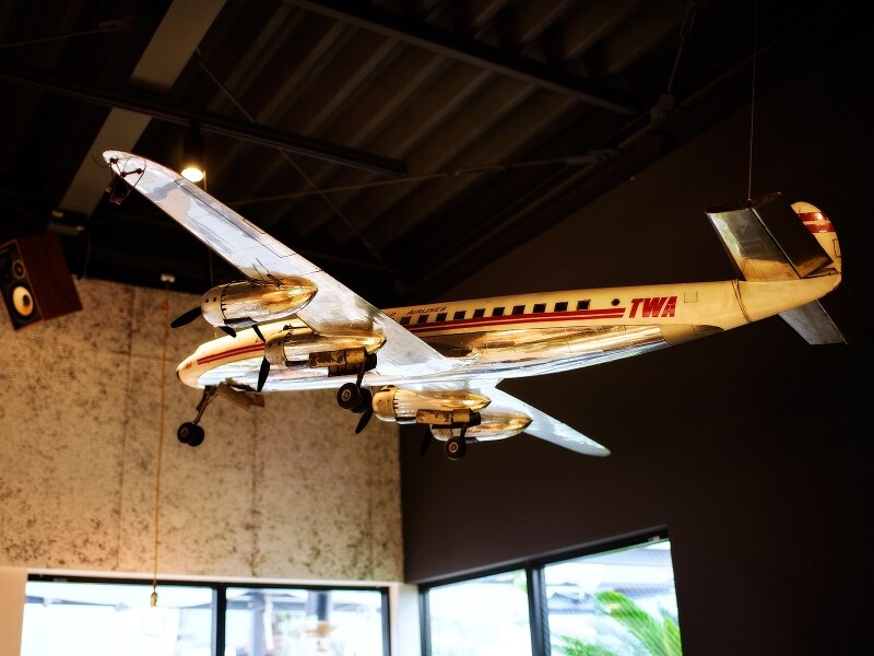 飛行機のオブジェは、「旅」をキーワードにさまざまな書籍や雑貨が集合していた246CAFE  BOOKの書店の天井に飾られていたもの。青山一丁目での10年の記憶を伝えます。