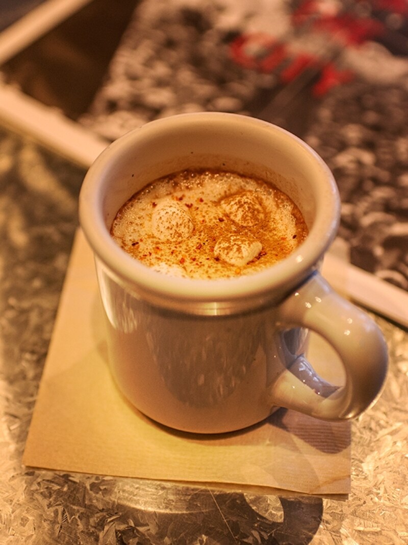 エクアドル産カカオ72%のオーガニックチョコレートをミルクで割り、オリジナルのぴりっとスパイシーなチリパウダーをトッピングしたチョコレートドリンク(600円)