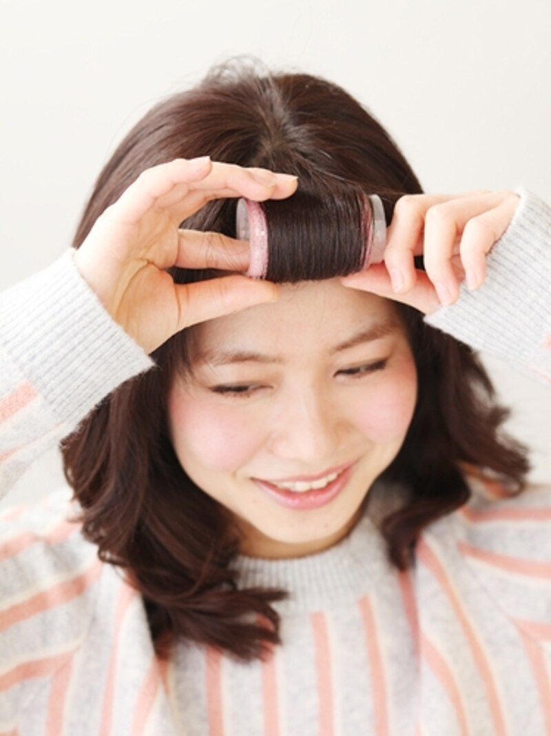 カーラーで前髪を巻く
