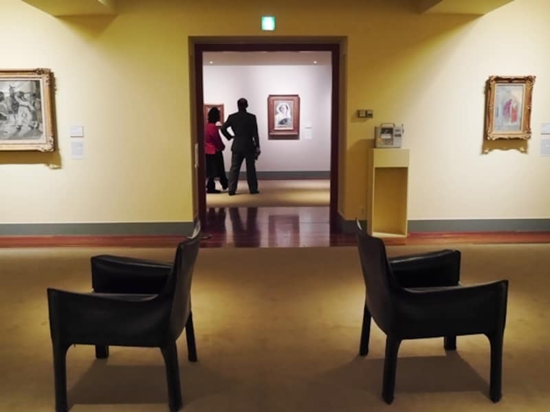 印象的に展示された女性像