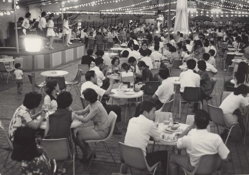 生バンドが演奏していたりする