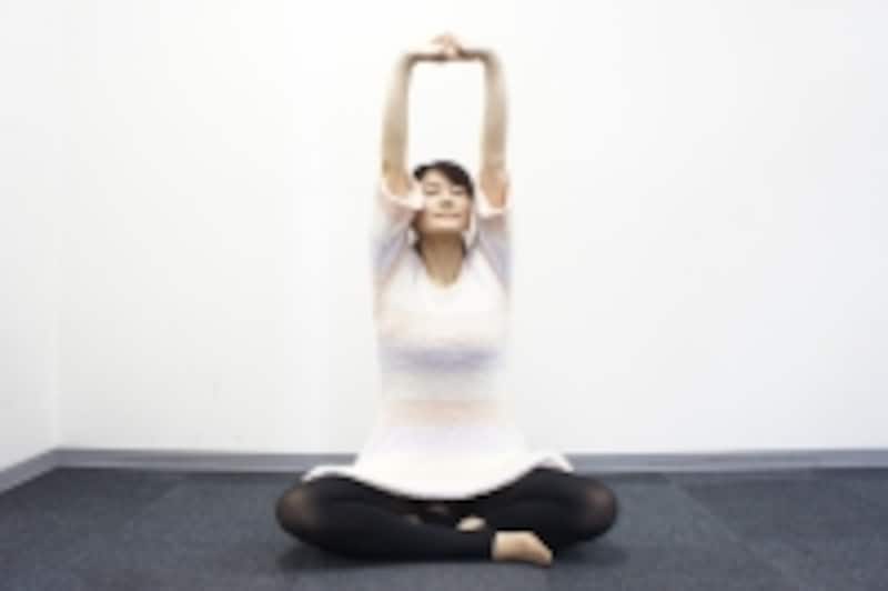 呼吸を止めず、ゆっくり背中、肩、首の凝りをほぐしましょう。