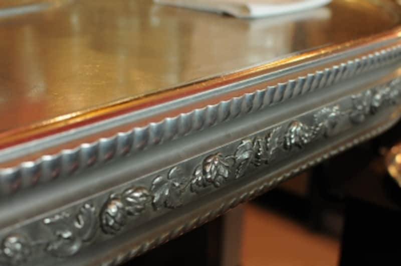 古き良きブラッスリーをイメージした錫のカウンター