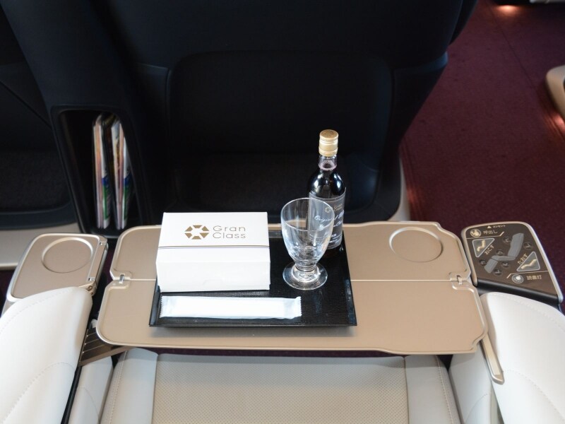 グランクラスでは飲食サービスがある