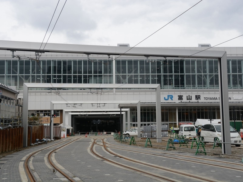 新幹線富山駅の高架下
