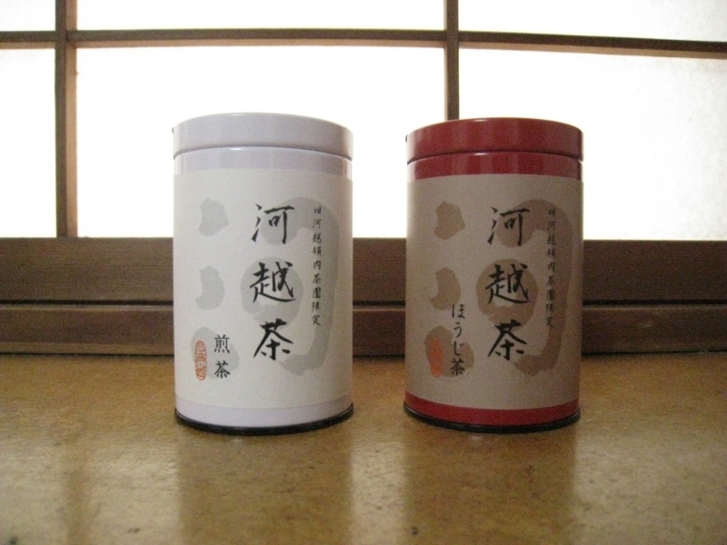 缶入りの河越茶葉。煎茶は白、ほうじ茶は赤の缶。このほか玄米茶もある。