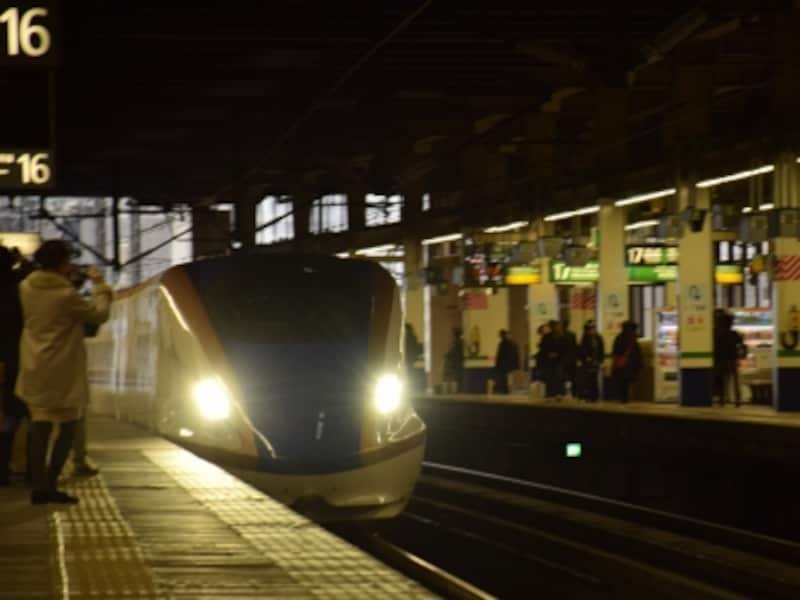 大宮駅に入線する北陸新幹線E7系の車両