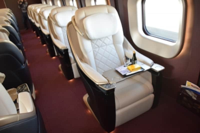 【グランクラス】の本革張りのシート