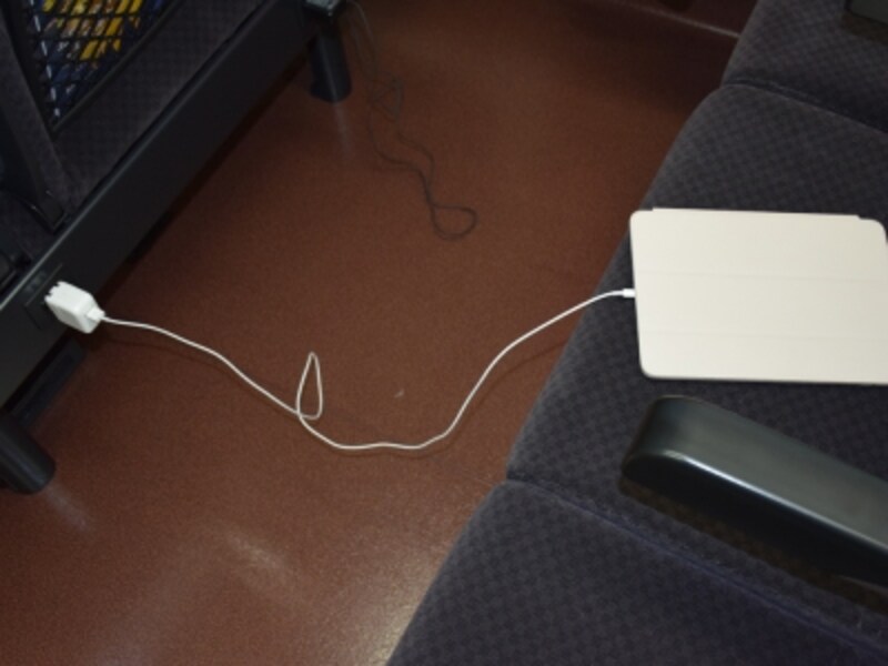 各座席ごとに設置された電源コンセント