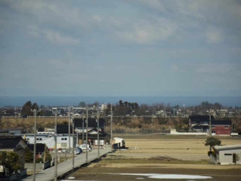 右手の車窓からは日本海をのぞめます