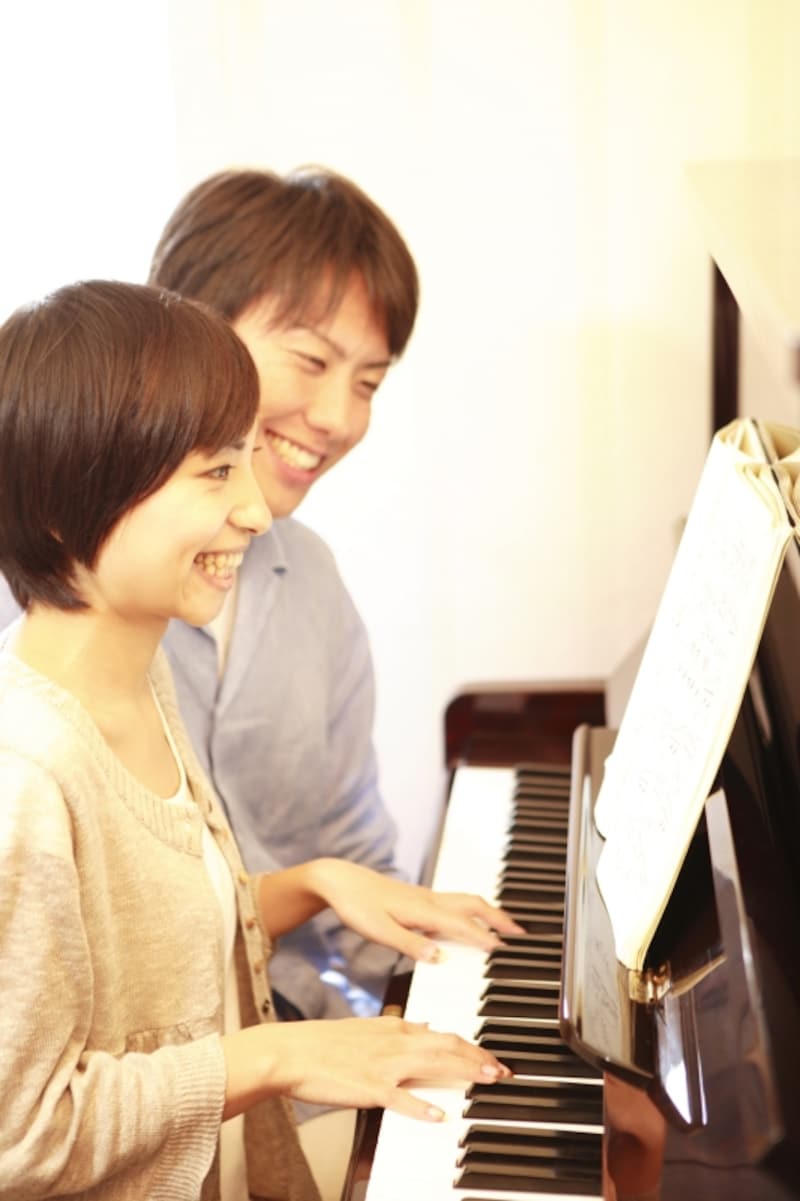 仲間とピアノを楽しむ写真