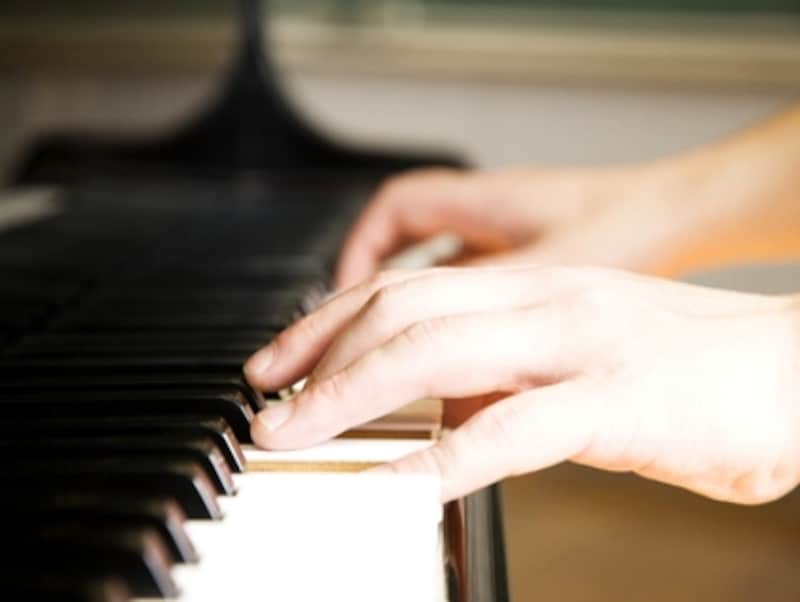 鍵盤と手の写真