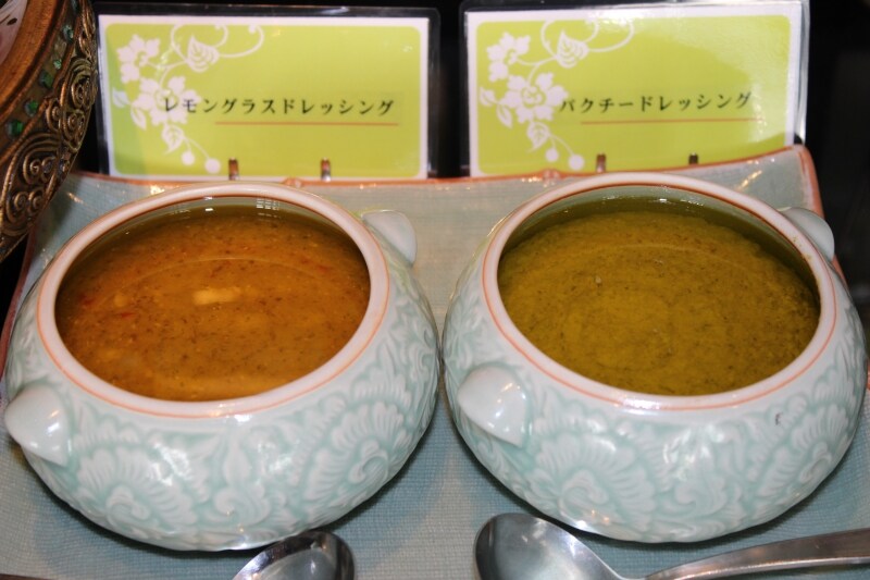 右が、パクチードレッシング。左が、レモングラスドレッシング。