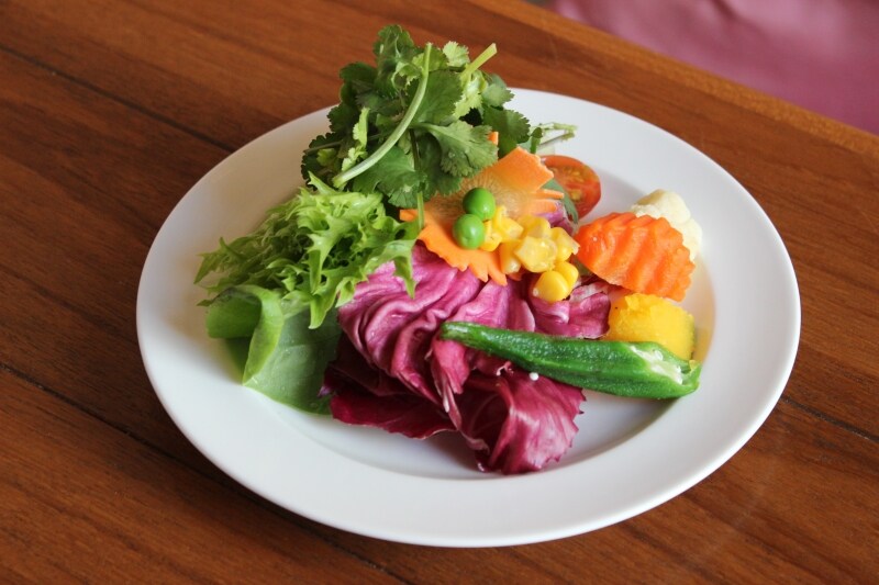 パクチーをトッピングしたサラダ