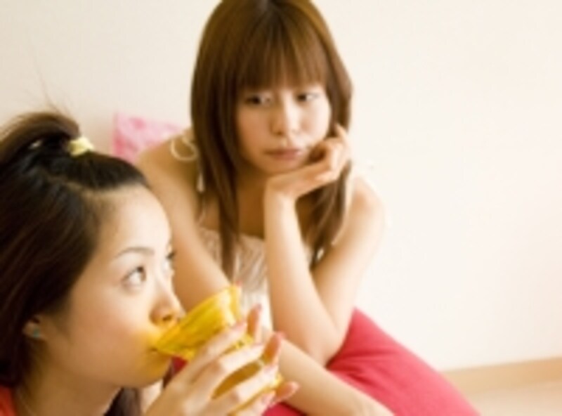 見つめる女性