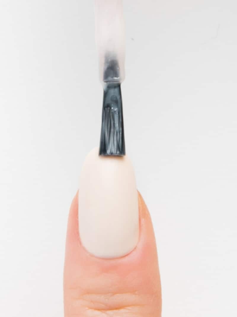 シンプルなベースカラーを2度塗り