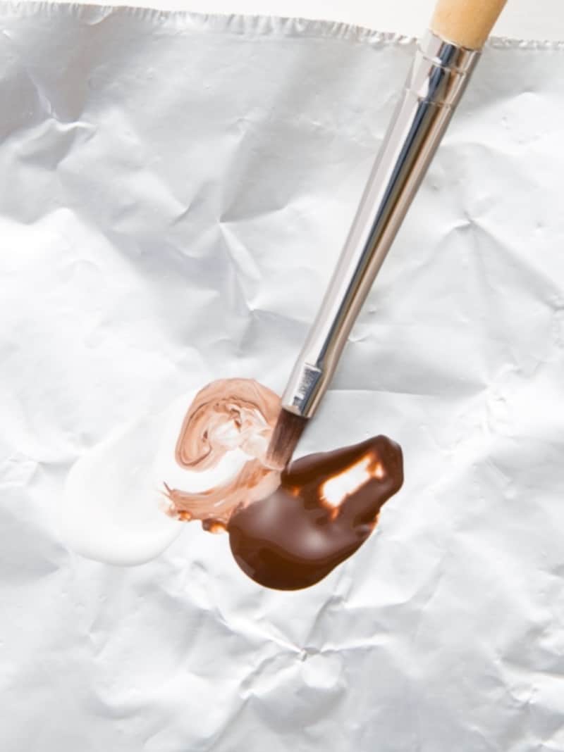 アルミホイルの上にアクリル絵の具を取る