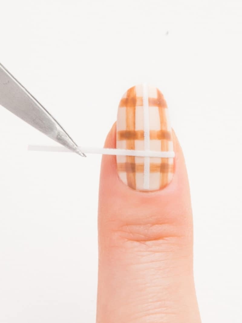 白いラインテープを縦・横に貼る