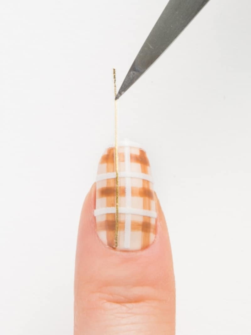 細めのゴールドのラインテープを縦横に貼る