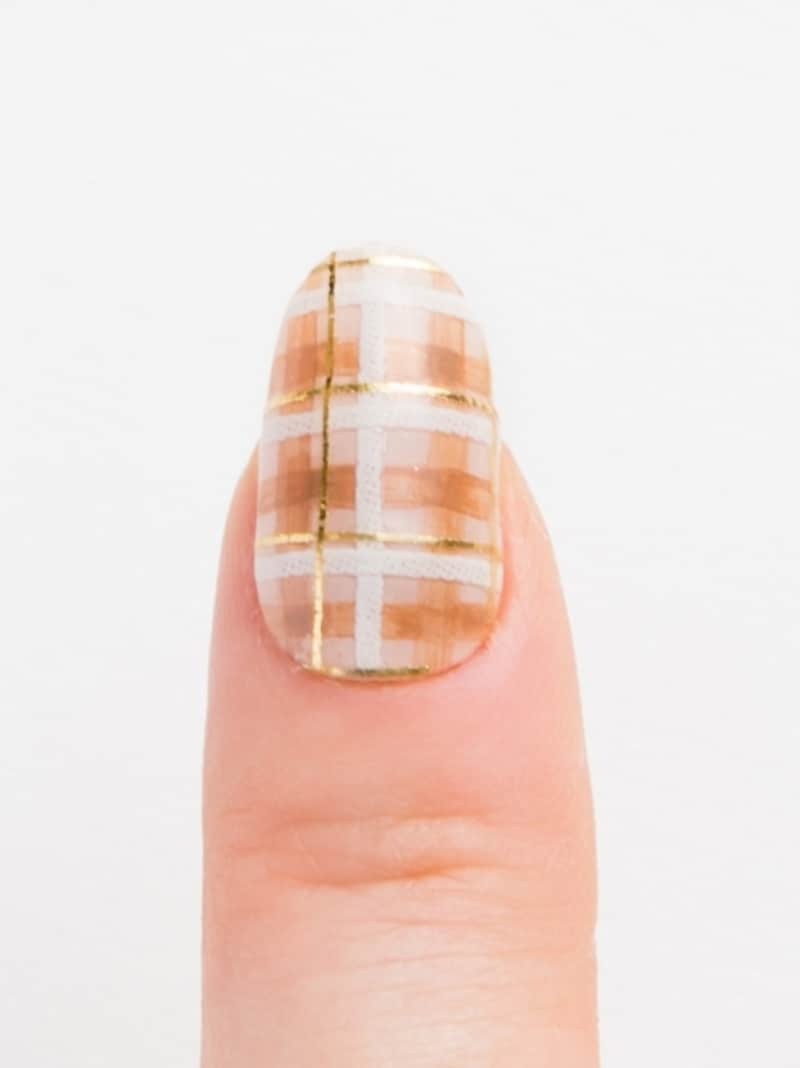 トップコートを重ねて仕上げる