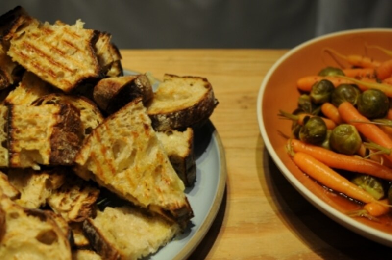 カントリーブレッドをトーストしたりサンドイッチにしたりして試食