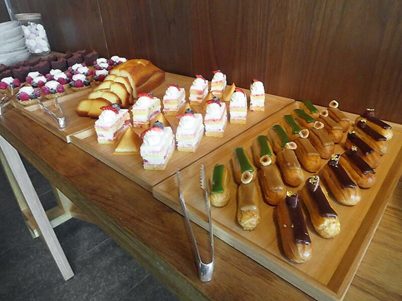 スイーツのブッフェ台