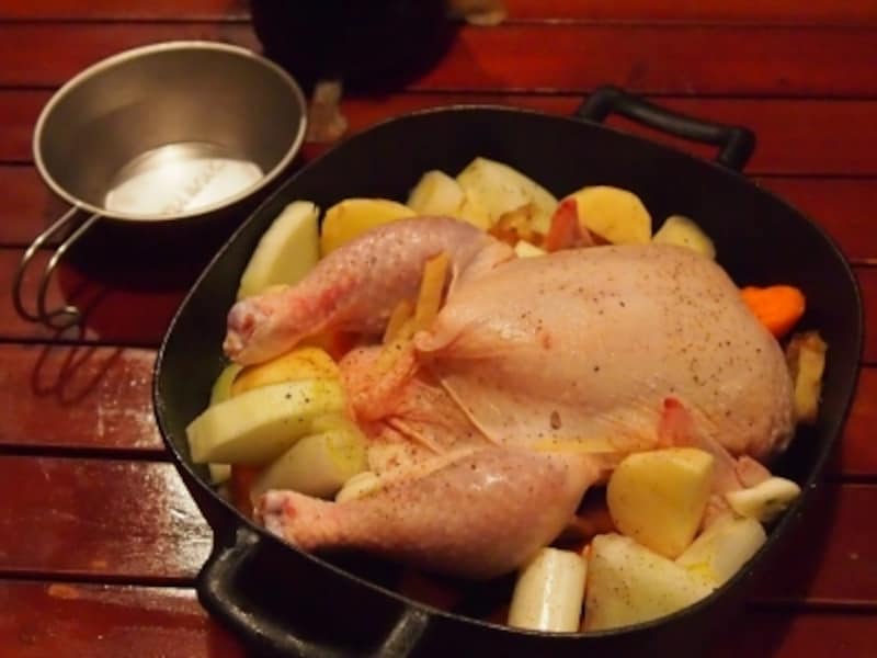 丸鶏が１羽！凝縮されたうまみが野菜にも染み込みます