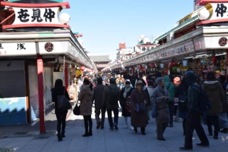 平日にもかかわらず、にぎわう仲見世