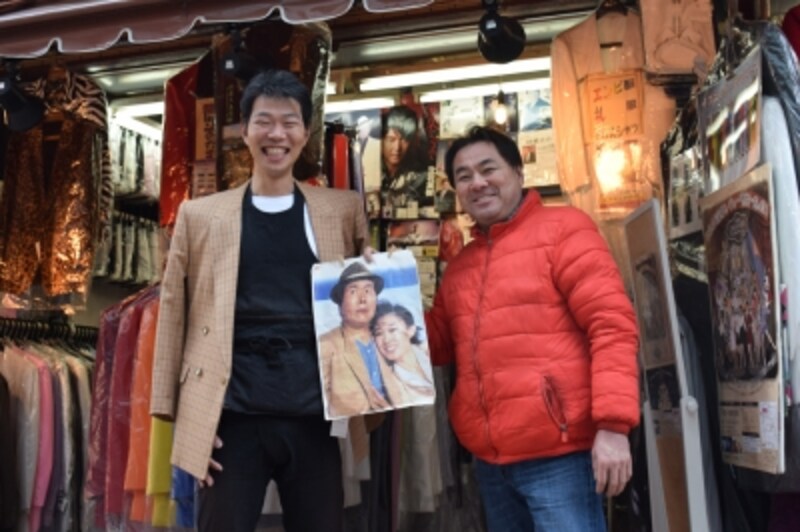寅さんの衣装を着た井上さんと、店主の西林さん