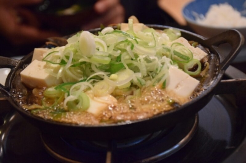 ネギ、ゴボウ、豆腐を上にのせて、煮込みます