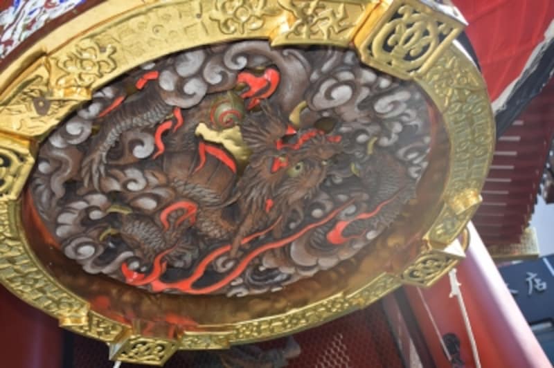 大提灯の下部には、龍の絵柄が彫られています