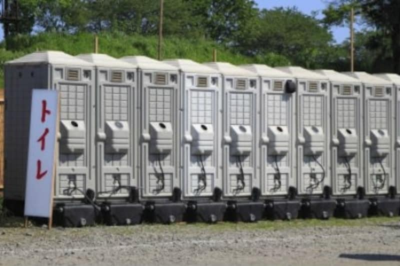 仮設トイレの数が少ないと何分も並ぶことに…