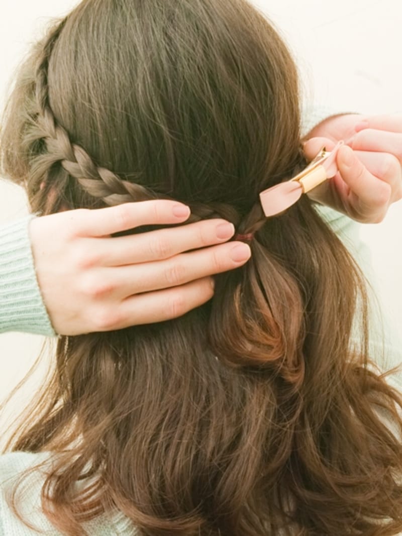 ゴムを隠すようにアクセサリーをつける