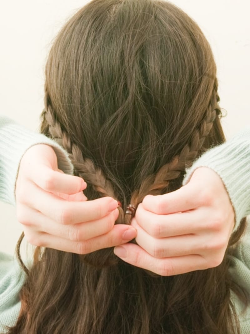 2つのみつあみを合わせる