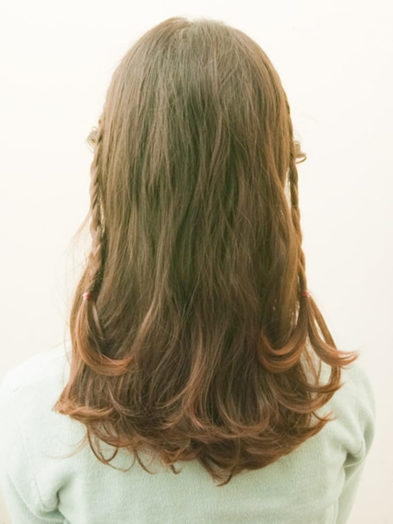 顔まわりに2本のみつあみができる