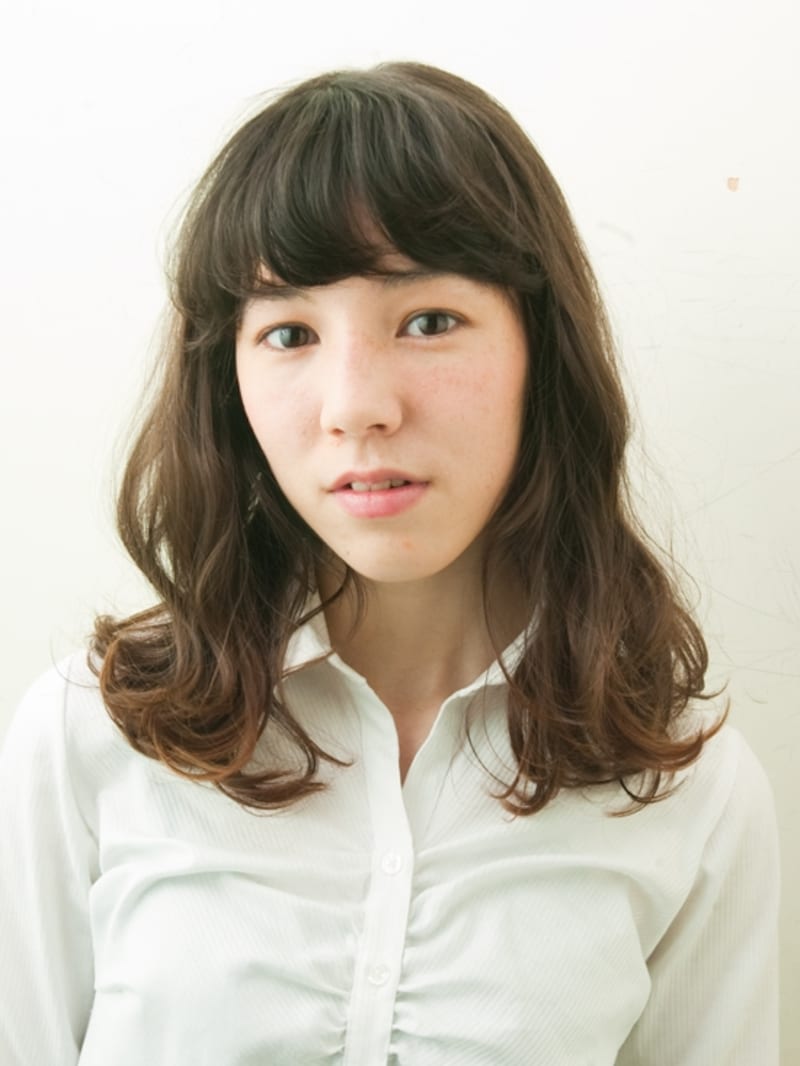 鎖骨下セミロングのカールウェーブスタイル