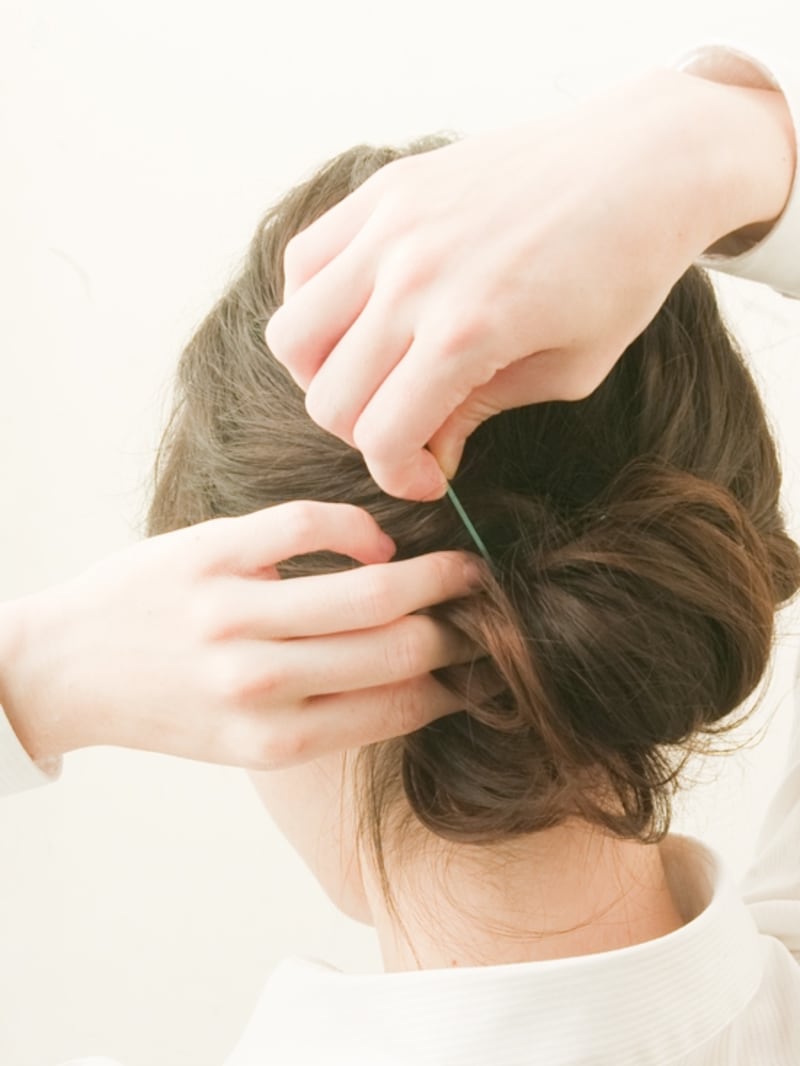 毛先の部分をピンでしっかり固定する