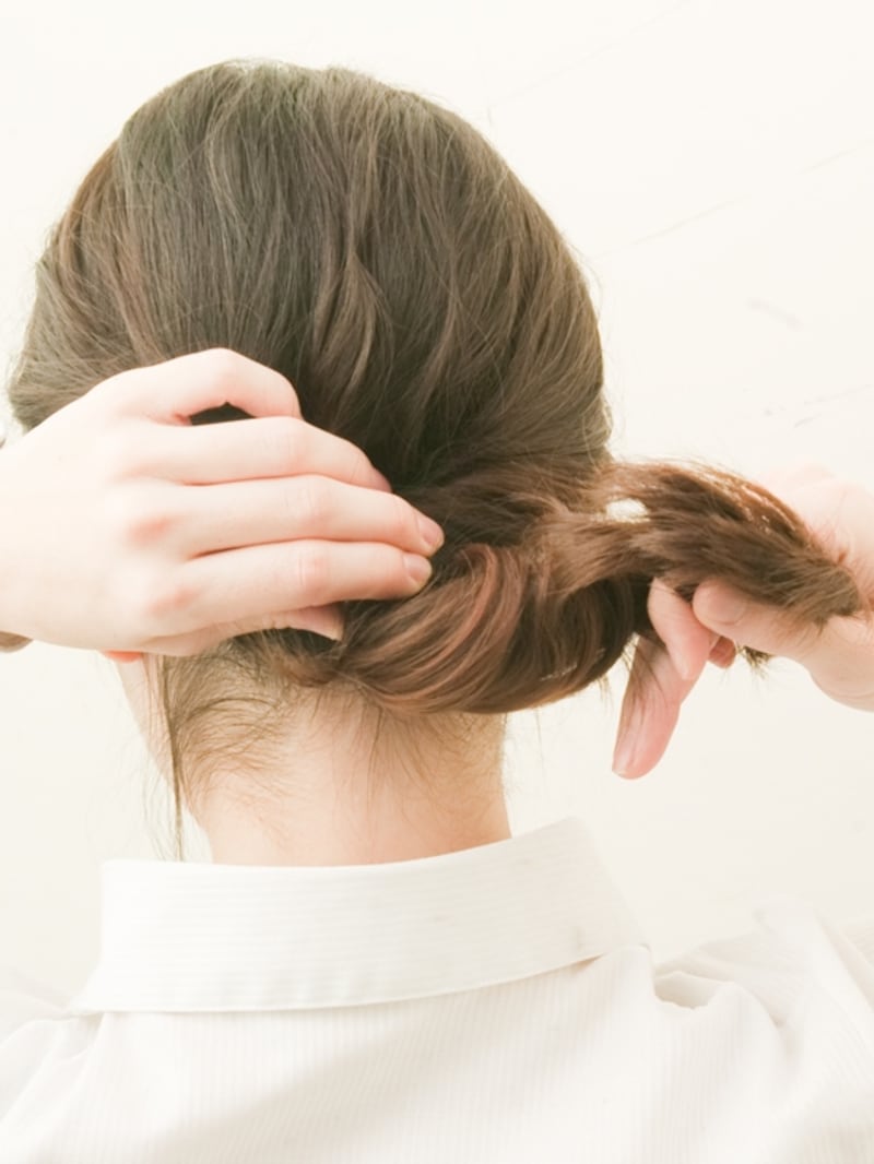 毛先の束をねじります