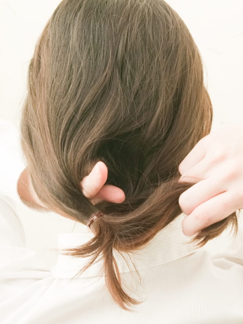 根元の部分の真ん中部分に2本の指を入れる